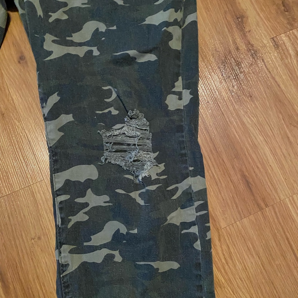 Women’s L&B Camouflage Boyfriend Fit Distressed Pants Size 6